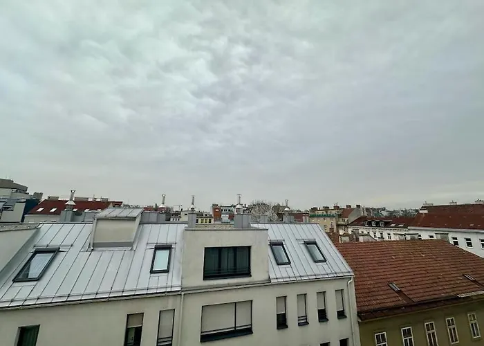 Cozy & New With Balcony View Apartmán