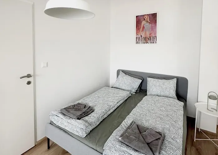 Cozy & New With Balcony View Apartmán *
