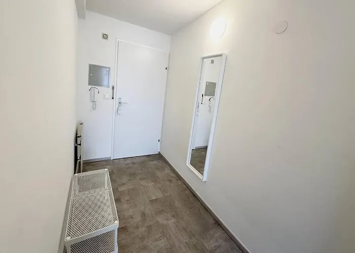 Cozy & New With Balcony View